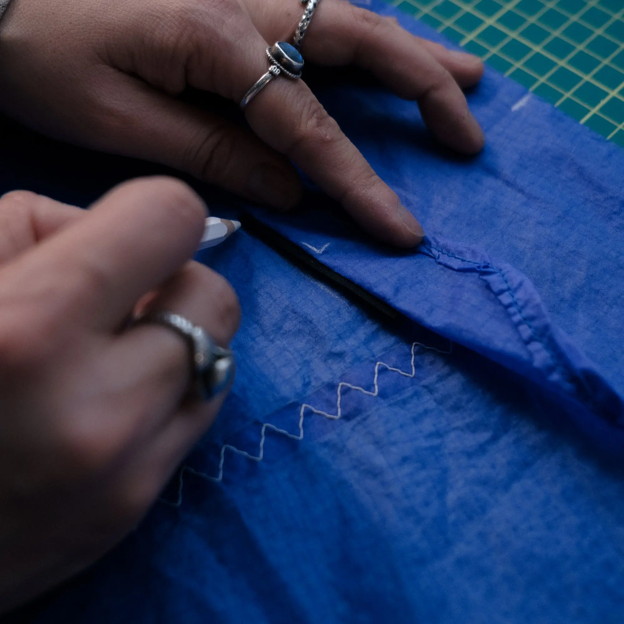 zig zag stitches.